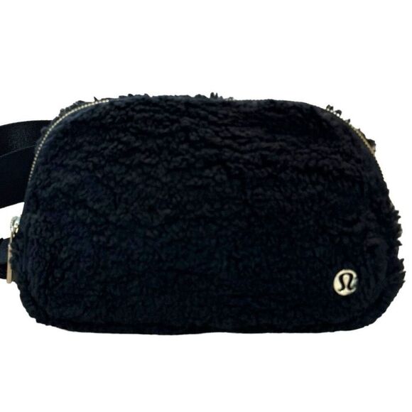 NEW LULULEMON Everywhere Belt Bag Fleece in Black + Gold 1 Liter NWT - Picture 1 of 7